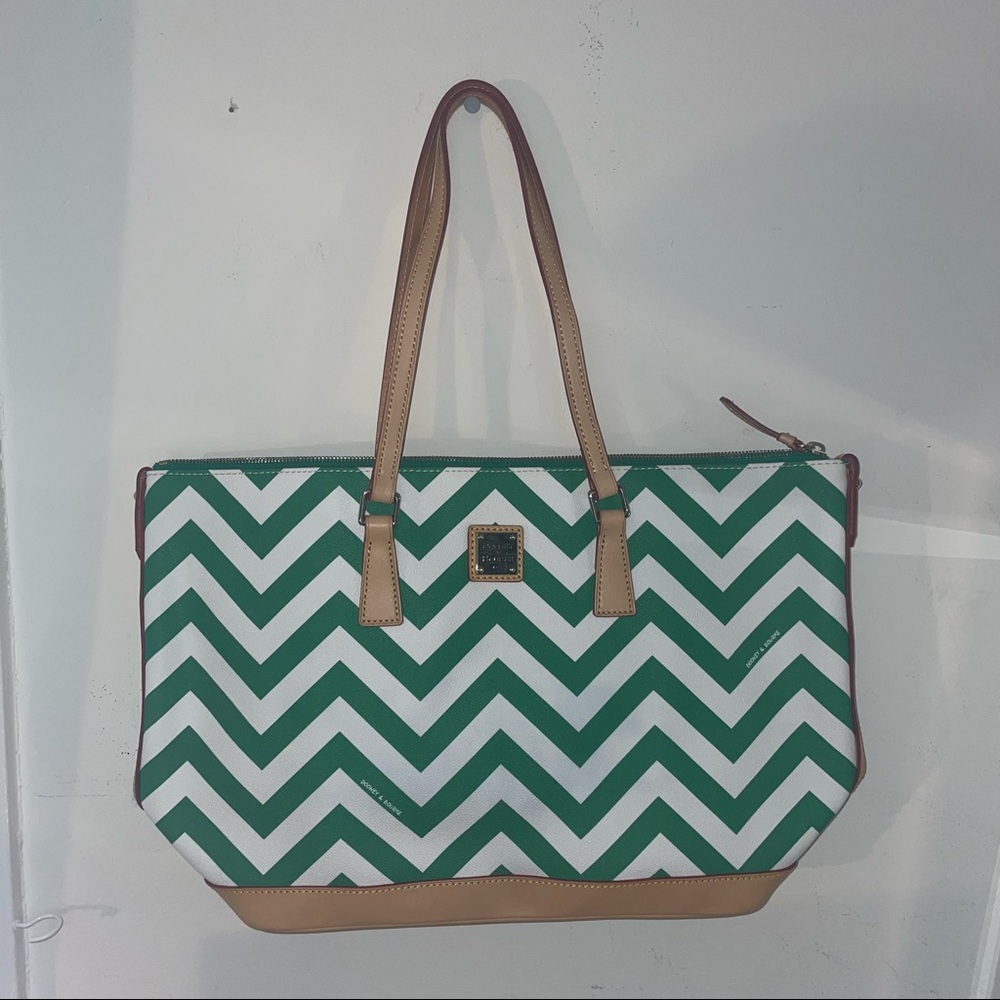 dooney & bourke NWT green chevron tote bag with case